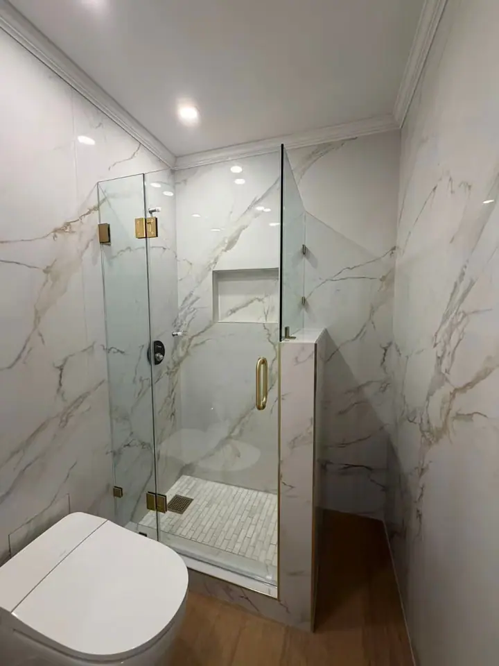Compact L-shaped enclosure with half wall installed by Merlord (photo 1 of 2)