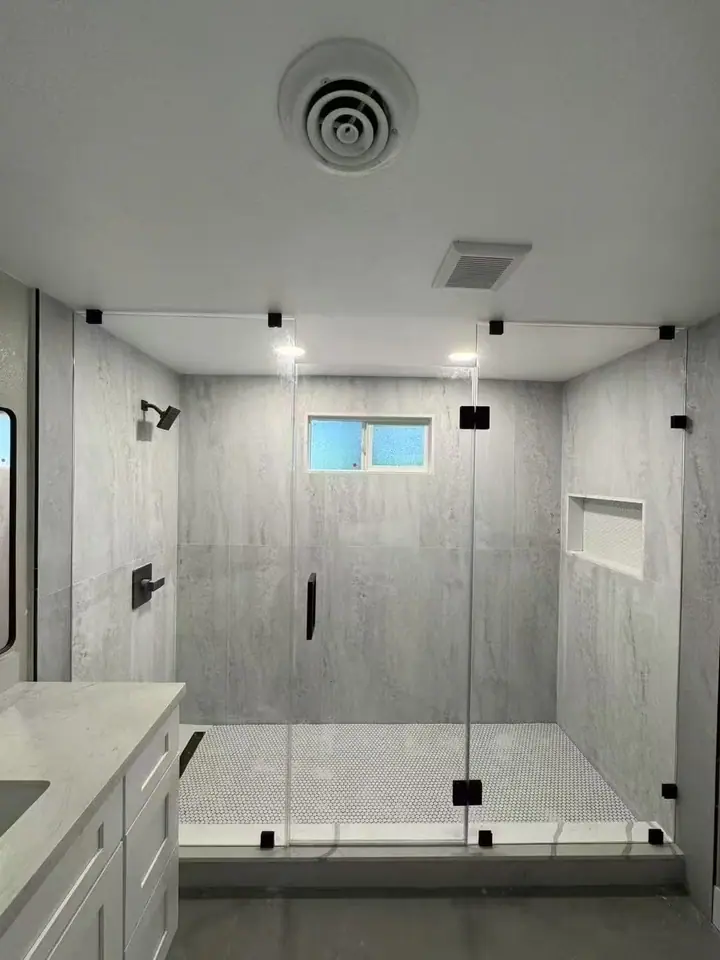 Wide inline enclosure with black hardware installed by Merlord