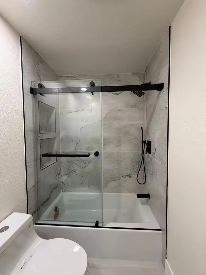 Bathtub sliding door in matte black installed by Merlord