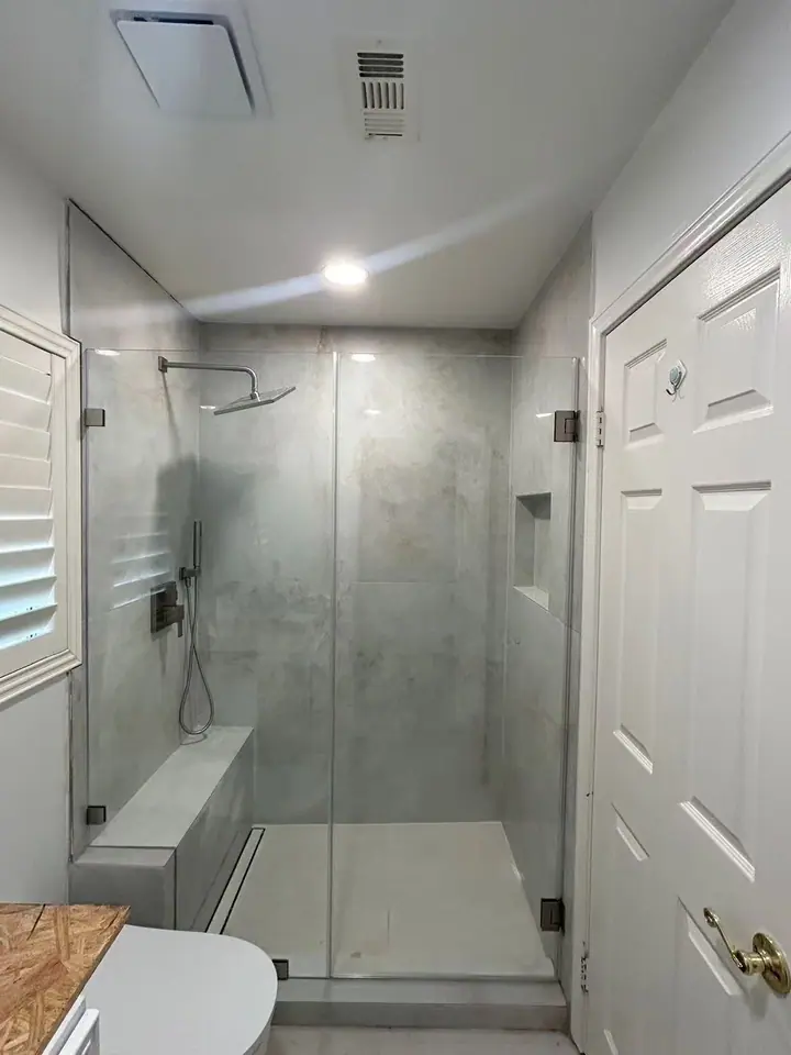 Hinged door with notched fixed panel installed by Merlord