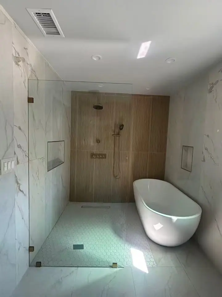 Fixed glass splash panel installed by Merlord